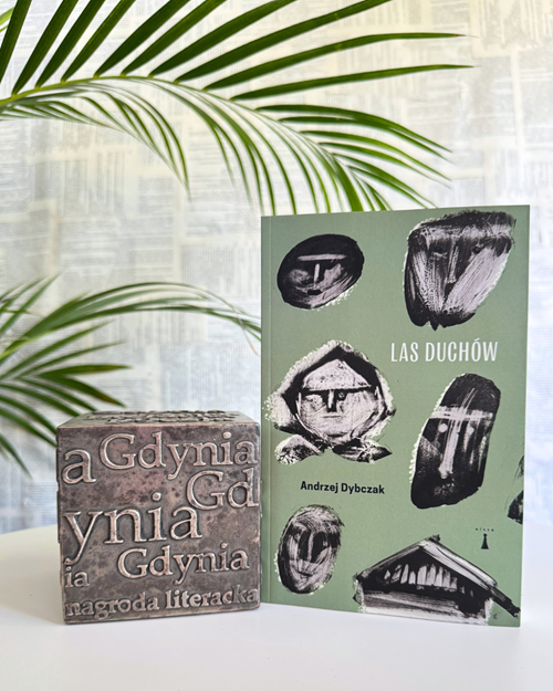 Zdjęcie książki "Las duchów" obok kostki Nagrody Literackiej Gdynia