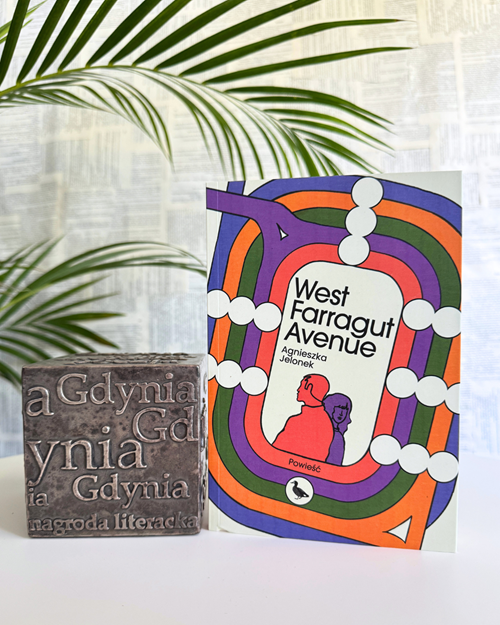 Zdjęcie książki "West Farragut Avenue" obok kostki Nagrody Literackiej Gdynia
