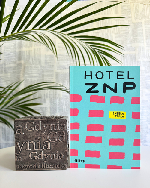 Zdjęcie książki "Hotel ZNP" obok kostki Nagrody Literackiej Gdynia