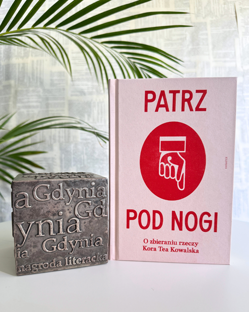 Zdjęcie książki "Patrz pod nogi. O zbieraniu rzeczy"
