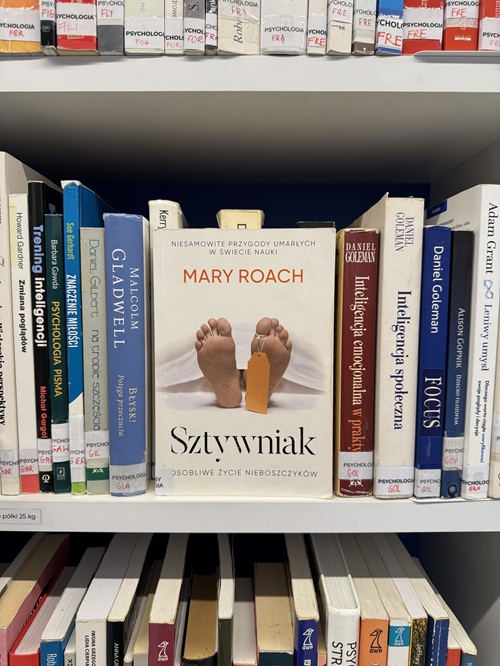 Zdjęcie książki "Sztywniak. Osobliwe życie nieboszczyków"