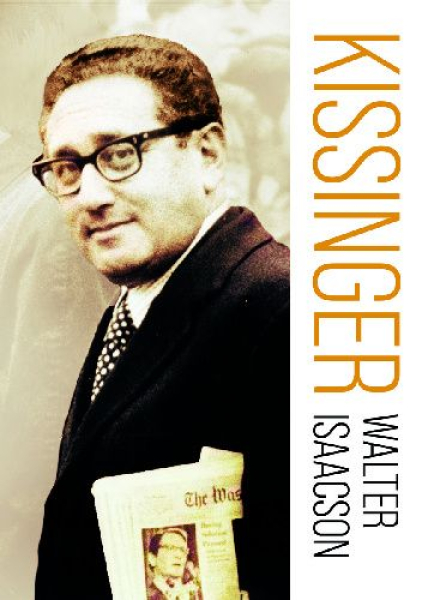 Okładka książki przedstawia z lewej strony zdjęcie Henry'ego Kissingera, stojącego bokiem i patrzącego na czytelnika. Po lewej znajduje się biały pasek z umieszczonym tytułem ksiązki, "Kissinger", oraz jej autorem: Walterem Issacsonem. 