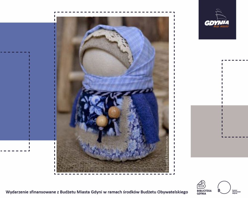 Lalka ubrana w niebieskie ubranka zrobione ze skrawków różnych materiałów. 