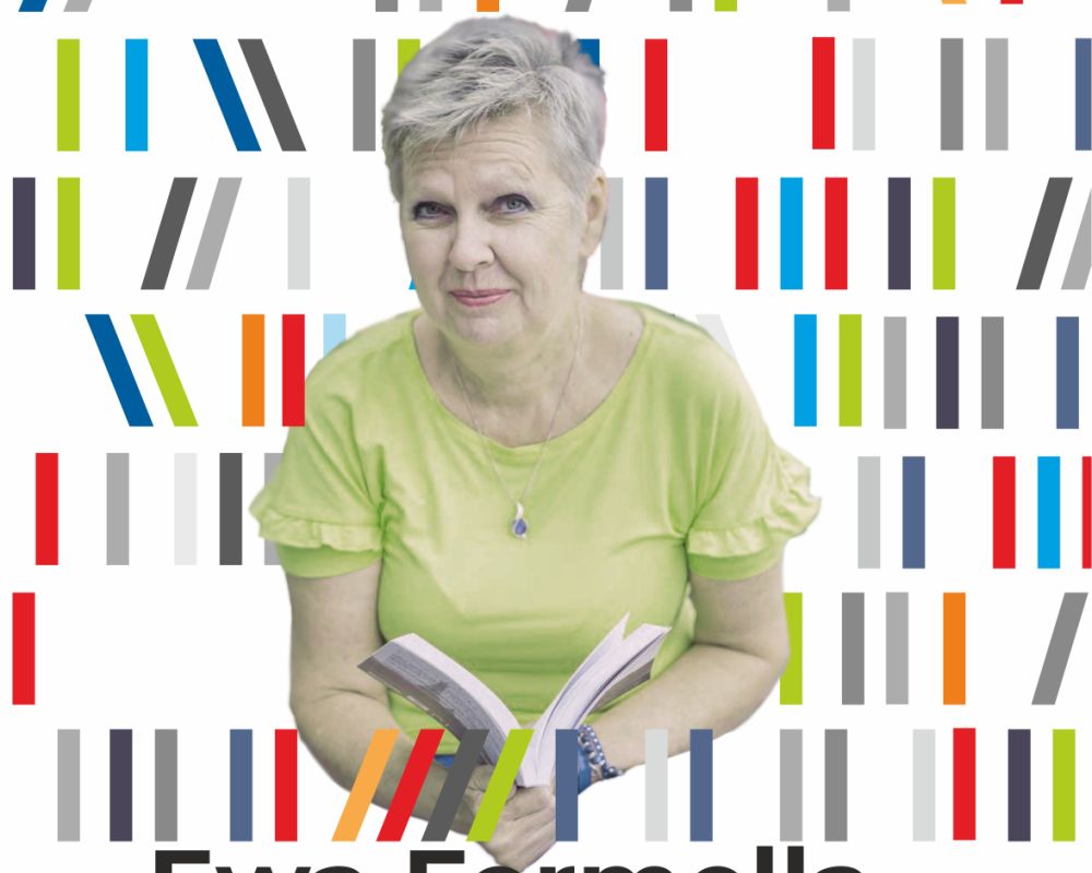 Ewa Formella - kobieta w średnim wieku w krótkich siwych włosach i w zielonej bluzce. Trzyma w rękach otwartą książkę.