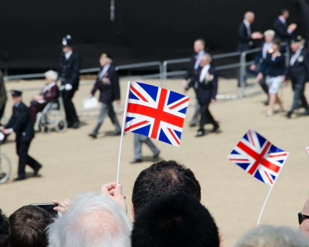 Tłum powiewający brytyjskimi flagami 