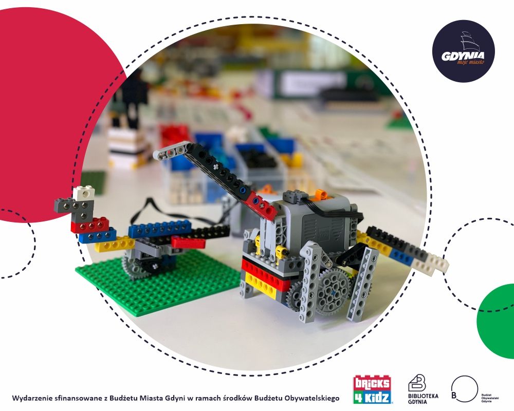 Budowla z klocków LEGO. W prawym górnym rogu logo miasta Gdynia