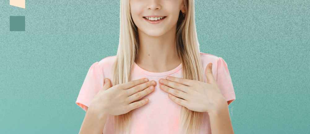 Dziewczynka w długich blond włosach pokazująca gesty w języku migowym 