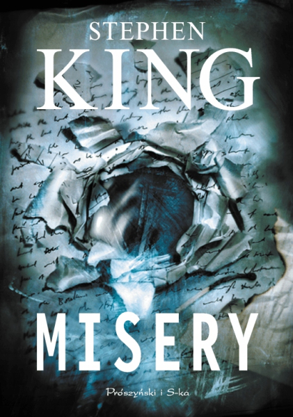 Zdjęcie przedstawia okładkę powieści Stephena Kinga, Misery. Okładka jest stalowo-niebieska z przypominającą dziurę ilustracją zajmującą pierwszy plan ilustracji. 