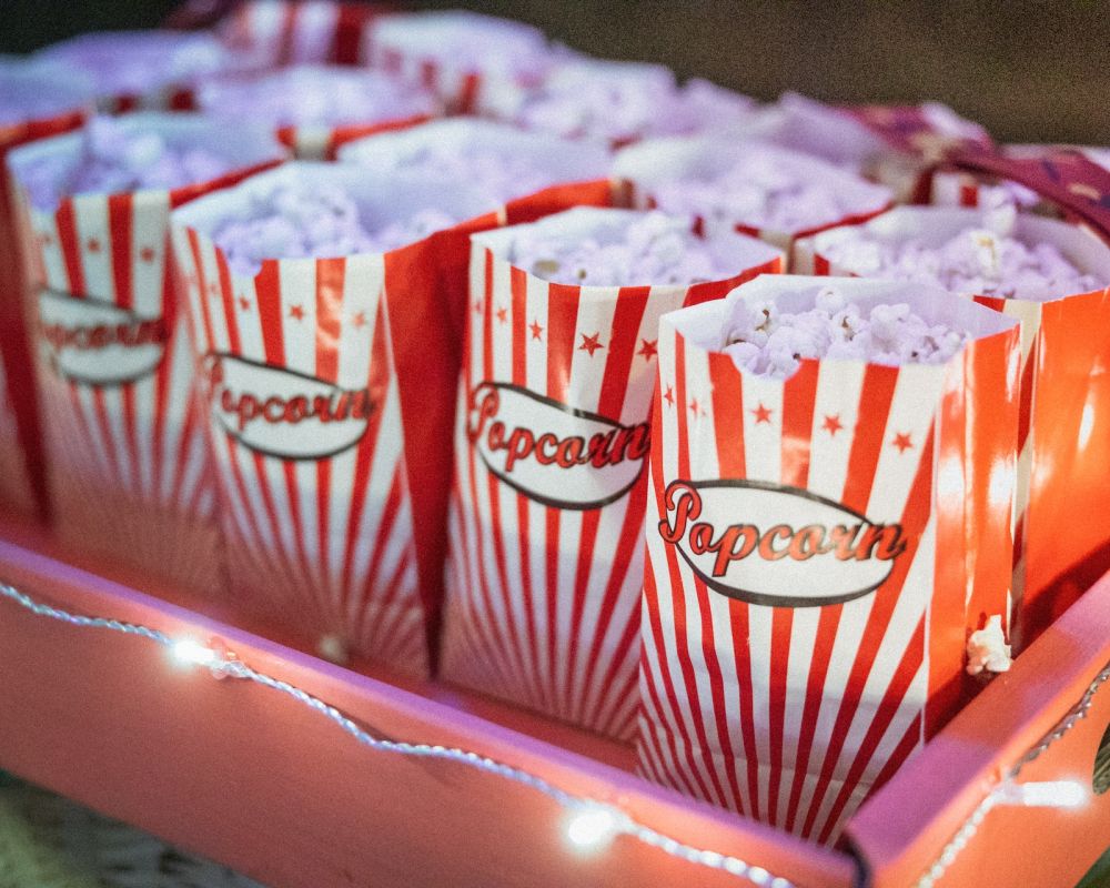 Białoczerwone oparkowania z popcornem.