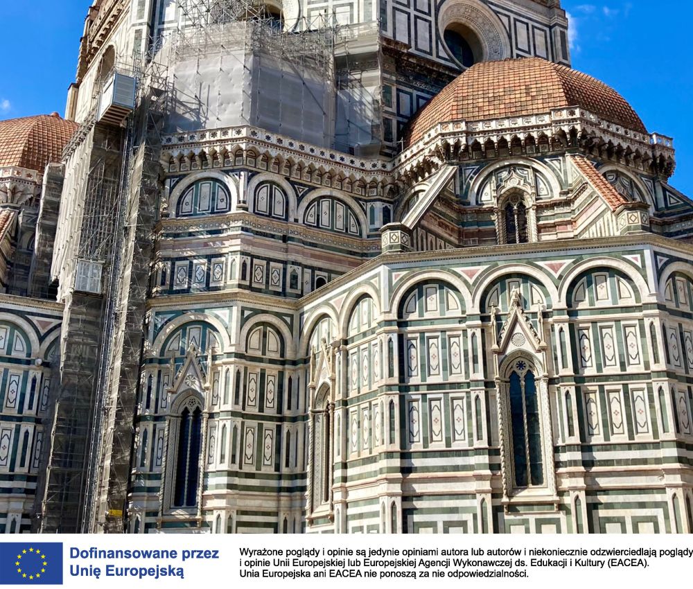 Zdjęcie przedstawia fragment florenckiej katedry Santa Maria del Fiore. Na dole zdjęcia znajduje się biały pasek z logiem Unii Europejskiej oraz informacji o dofinansowaniu projektu ze środków unijnych. 