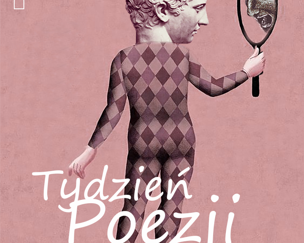 Na różowym tle odwrócona plecami postać, ubrana w jednoczęściowy strój w kratkę w różnych odcieniach fioletu. Postać przegląda się w lusterku. Jej głowa to głowa kamiennego posągu. Na dole duży biały napis: "Tydzień Poezji" 