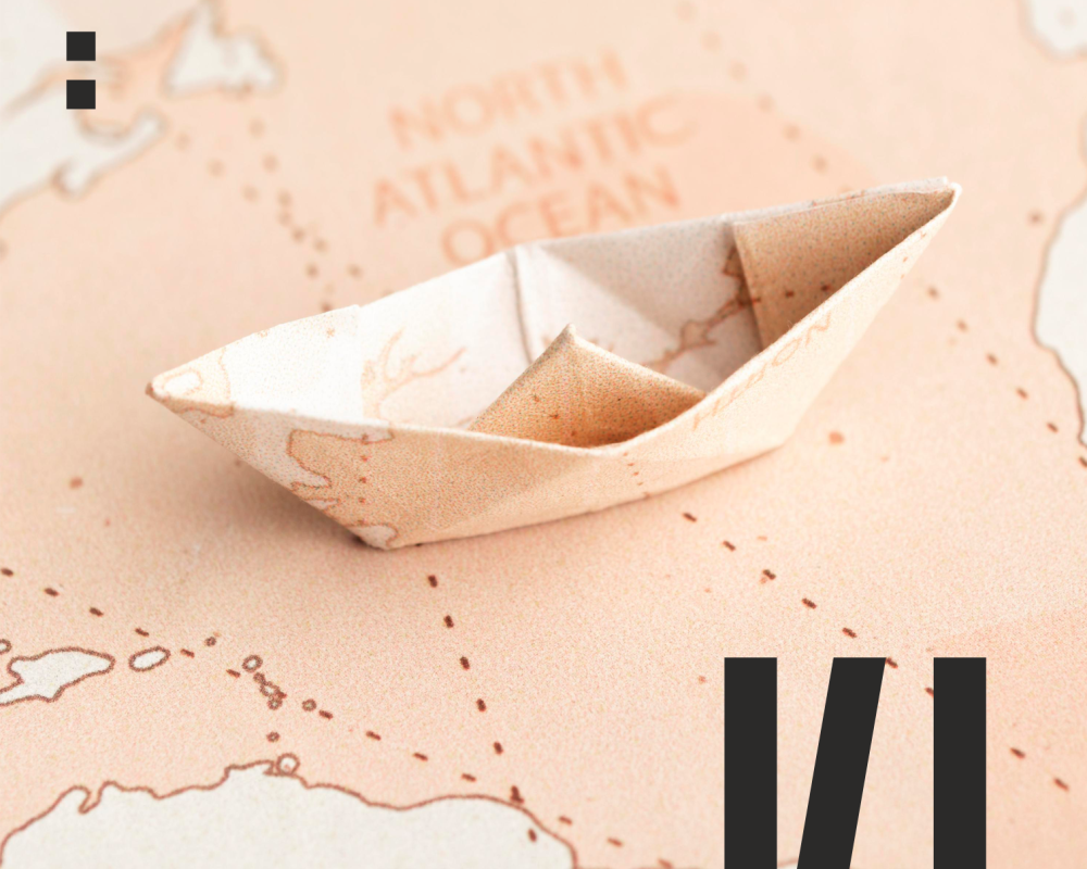 Statek z papieru leżący na mapie 