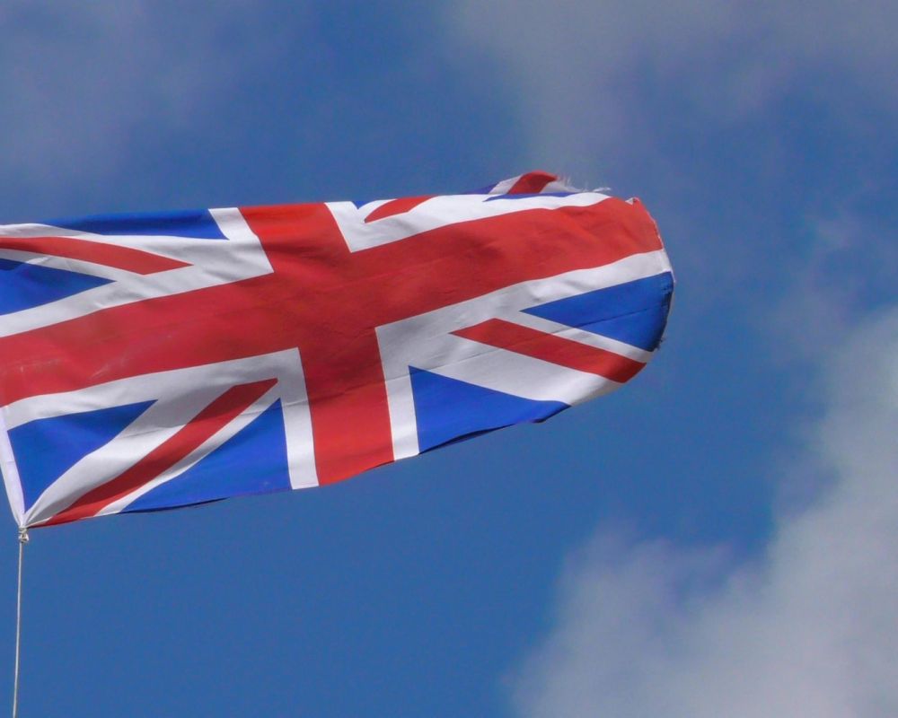 Flaga Wielkiej Brytanii powiewająca na wietrze 