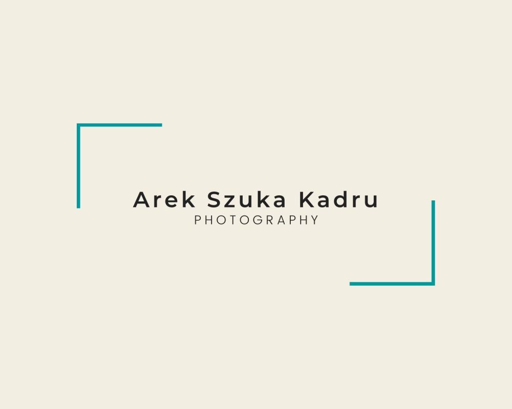 Na beżowym tle mały, czarny napis: "Arek Szuka Kadru"