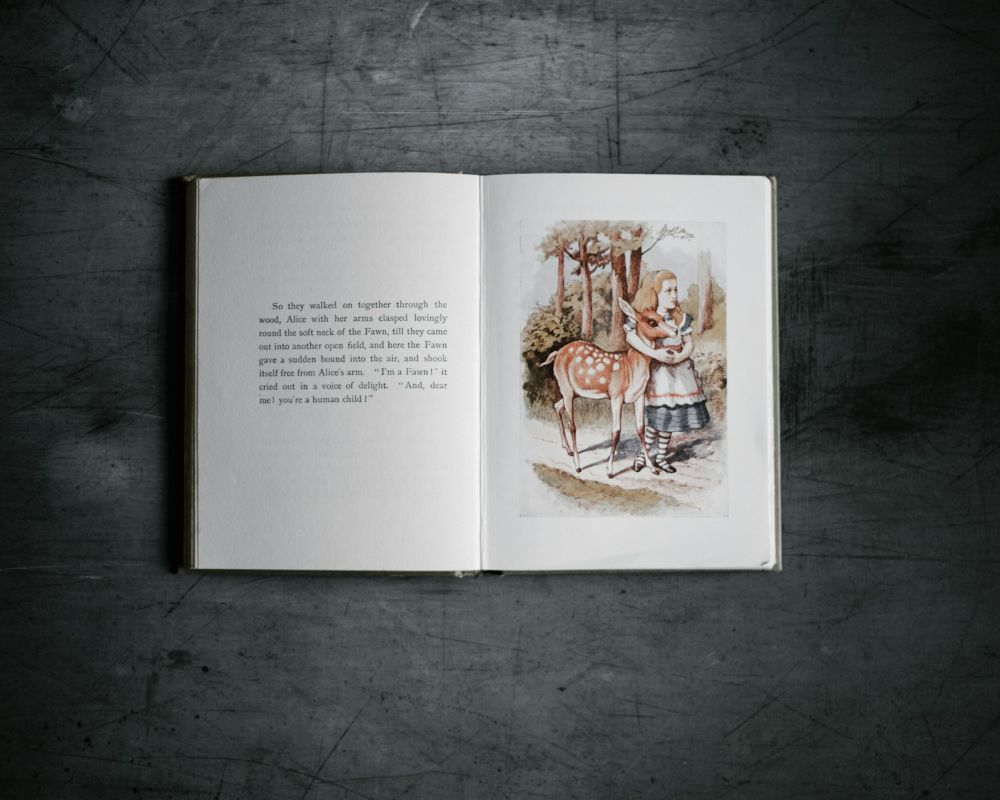 Otwarta książka dla dzieci na ciemnym tle