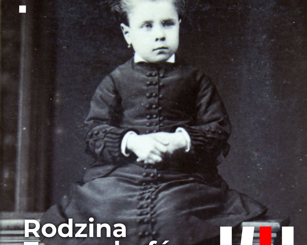 Czarnobiałe zdjęcie przedstawiające dziecko w czarnej sukience.