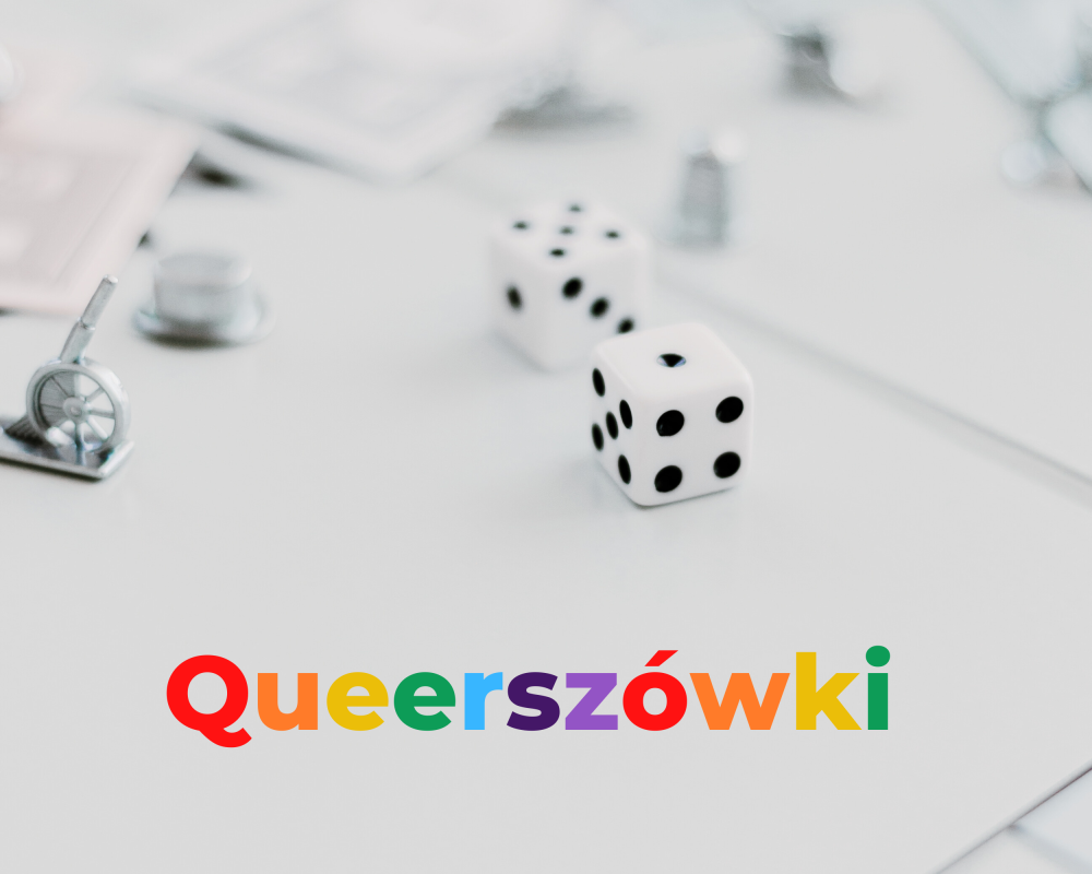 Zdjęcie białych kostek k6 i tęczowym napisem "Queerszówki"