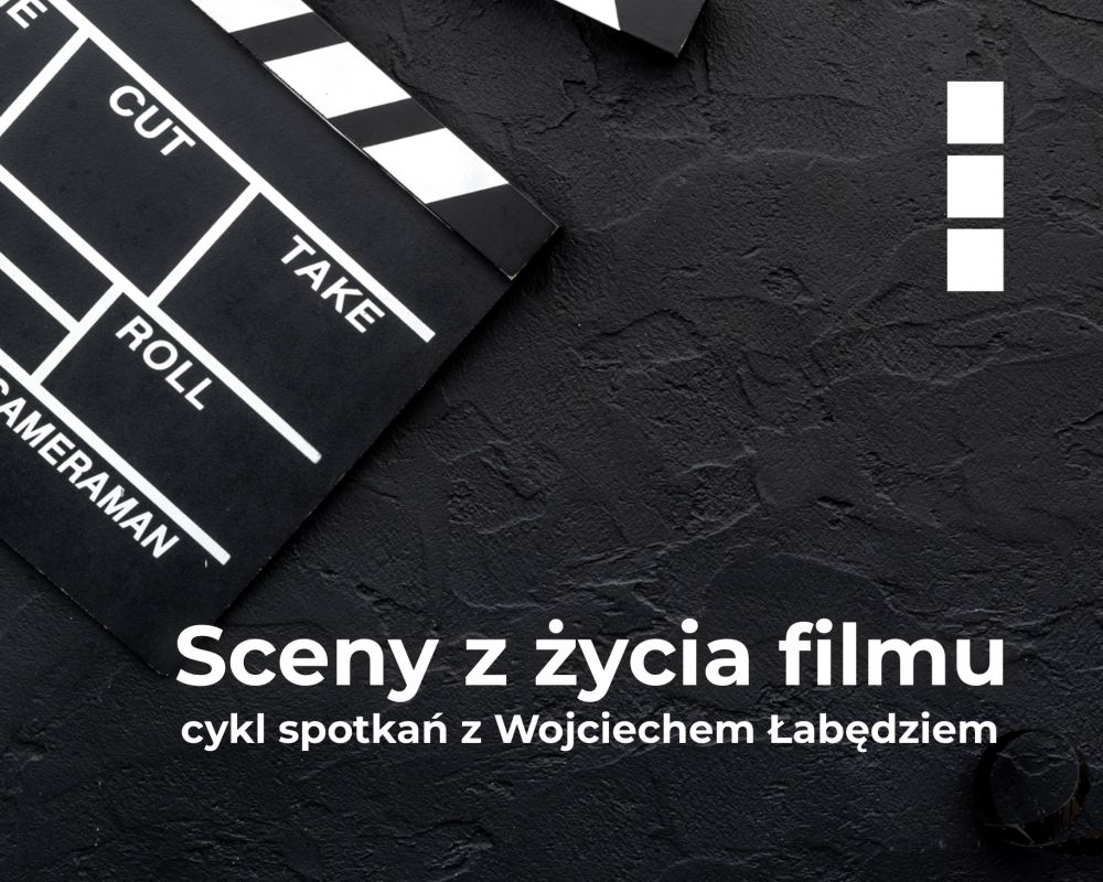 Fragment klapsa filmowego na czarnym tle, na dole tytuł spotkania.