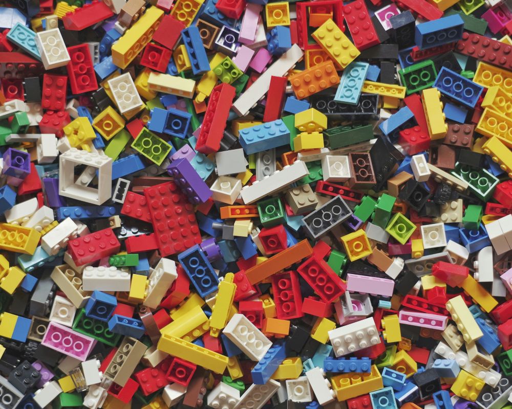 Zdjęcie rozrzuconych klocków Lego