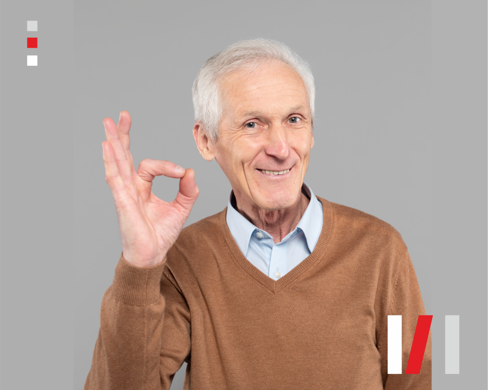 Senior pokazujący ok