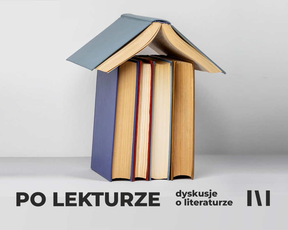 Zdjęcie książek ustawionych w kształ domku ze spadzistym dachem