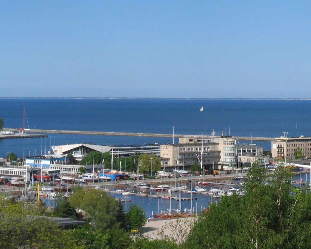 Widok z Kamiennej Góry na Marinę Gdynia. Na dalszym planie Molo Południowe i Basen I Prezydenta, w głębi Mierzeja Helska