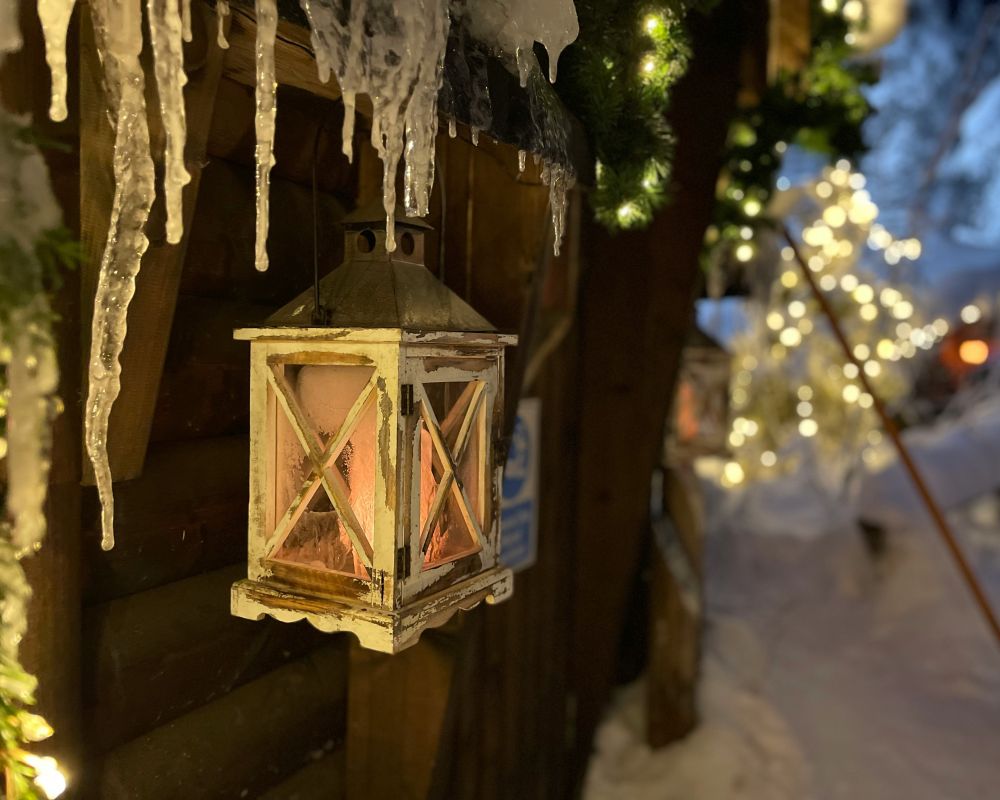 Zdjęcie drewnianego lampionu w zimowej scenerii