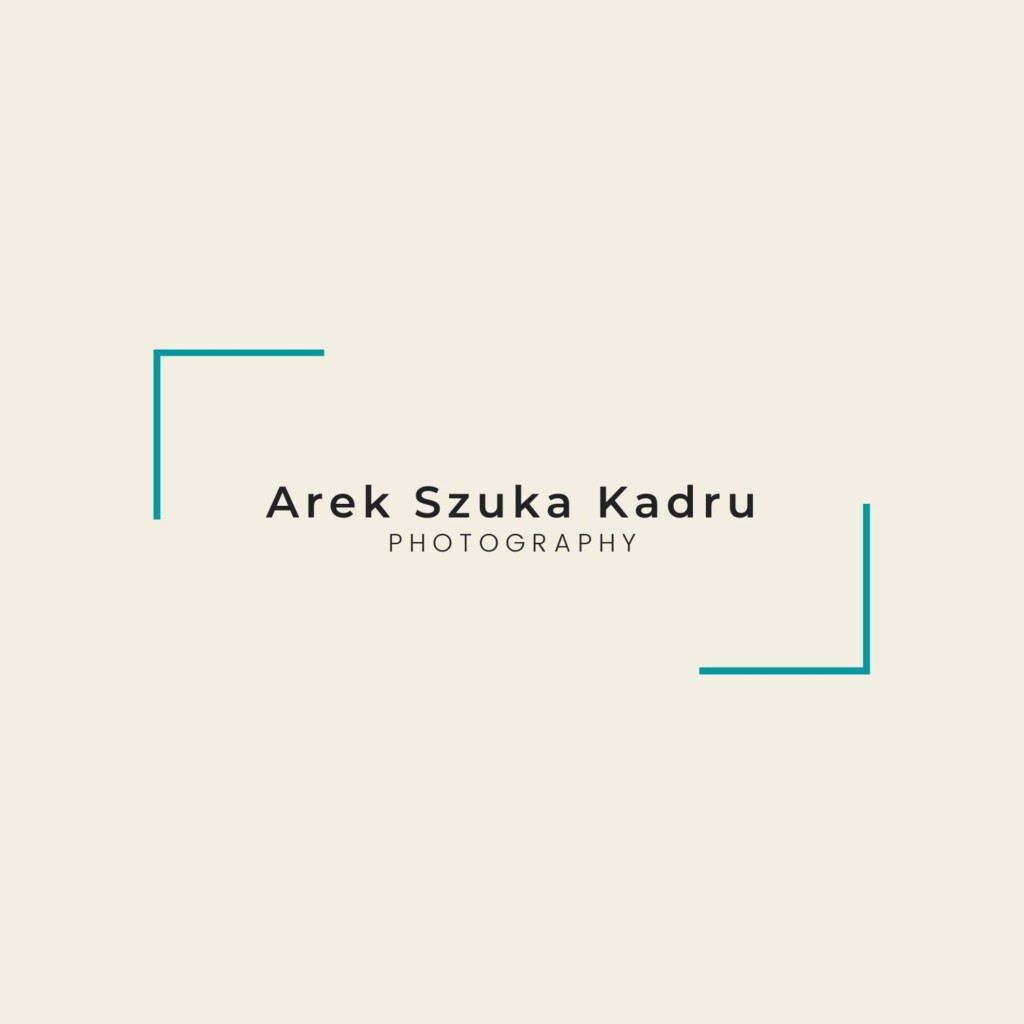 Na beżowym tle mały, czarny napis: "Arek Szuka Kadru"