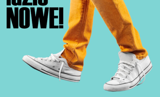 Nogi w żółtych spodniach i białych trampkach z rozwiązanymi sznurówkami. Idą na niebieskim tle. Czarny napis: "Idzie nowe! System. Wprowadzamy nowy system biblioteczny - Almę."