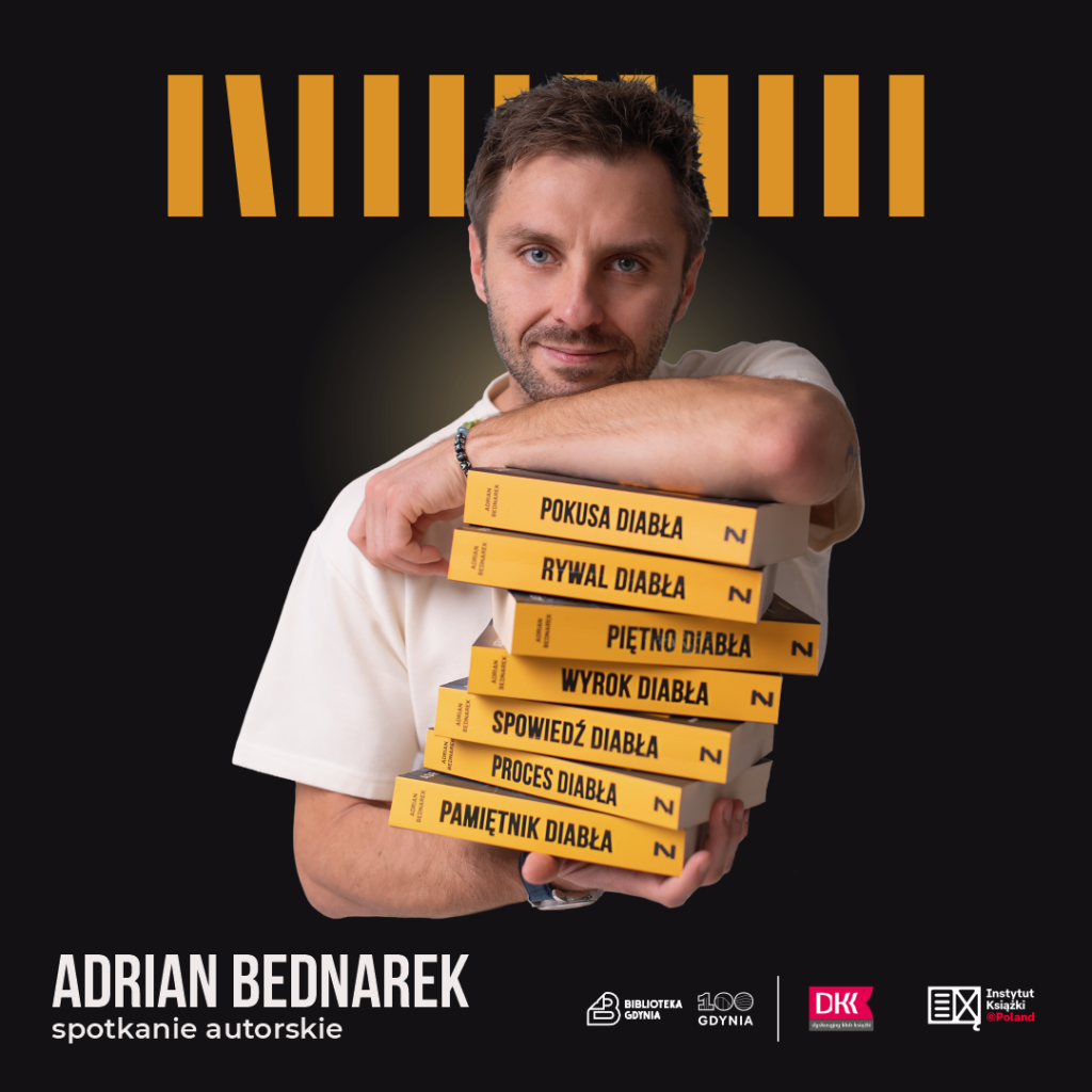 autor Adrian Bednarek trzyma w rękach swoją książkę "Nikt"
