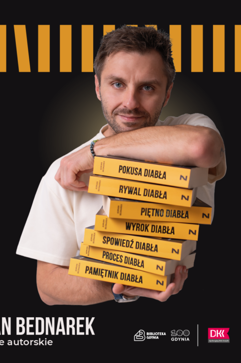 autor Adrian Bednarek trzyma w rękach swoją książkę "Nikt"