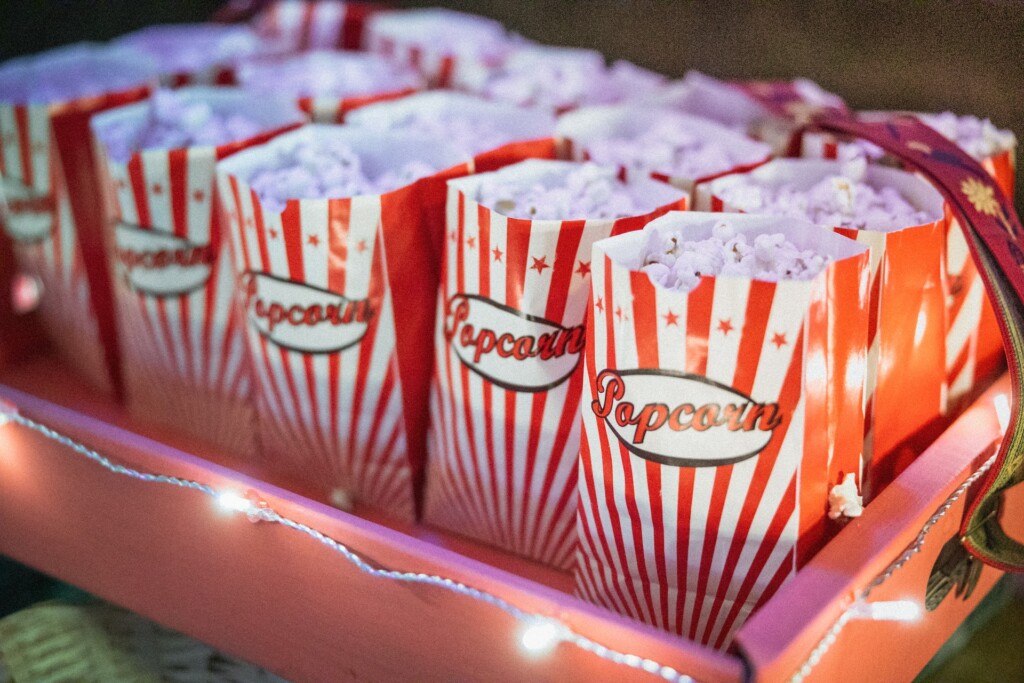 Białoczerwone oparkowania z popcornem.