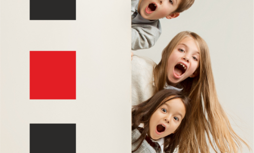 Zdjęcie przedstawia dziewczynkę z balonami w ręku na tle drzew.