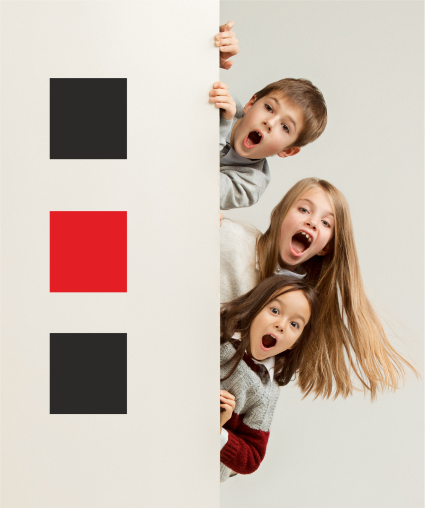 Zdjęcie przedstawia dziewczynkę z balonami w ręku na tle drzew.