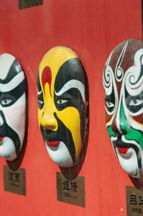 japońskie drewniane maski teatralne