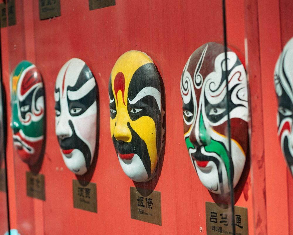 japońskie drewniane maski teatralne