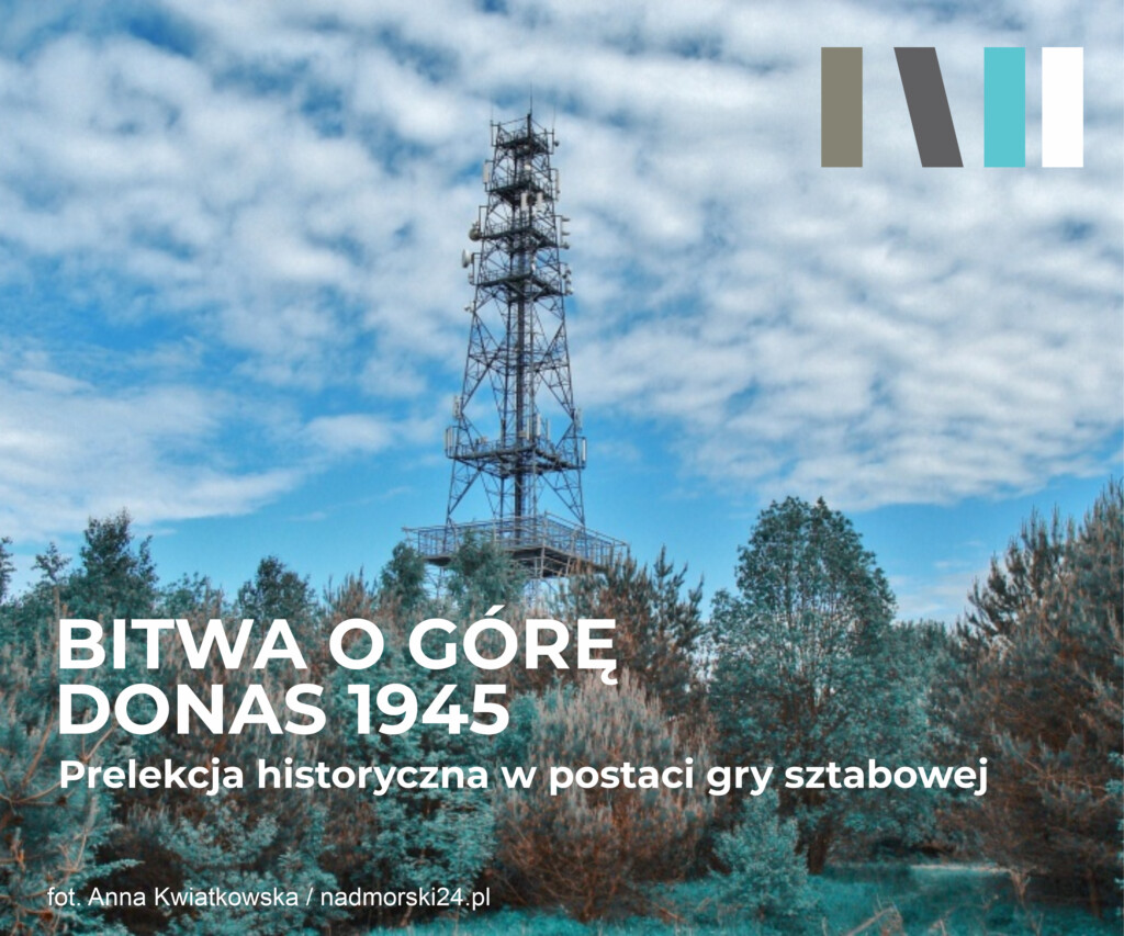 Wieża wystająca ponad drzewa. W tle niebieskie niebo. Na dole napis: "Bitwa o górę Donas 1945. Prelekcja historyczna w postaci gry sztabowej"