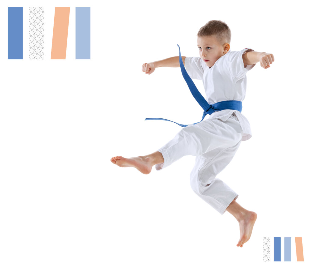 Chłopiec w białym kimono wykonujący cios karate