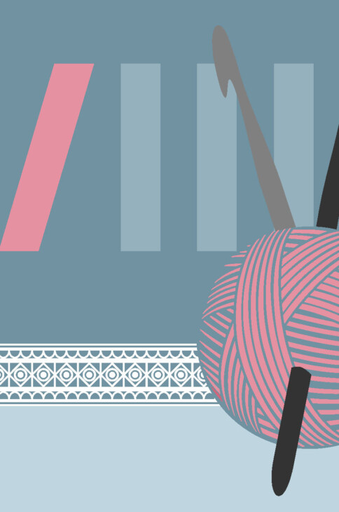 Różowy motek z wbitymi szydełkami na niebieskim tle