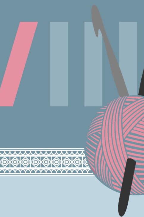 Włóczka z wbitymi w nią dwoma szydełkami.