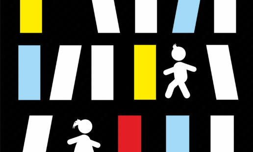 Na czarnym tle kolorowe, pionowe paski imitujące książki. Pomiędzy nimi dwie białe, rysunkowe postacie, chłopiec i dziewczynka.