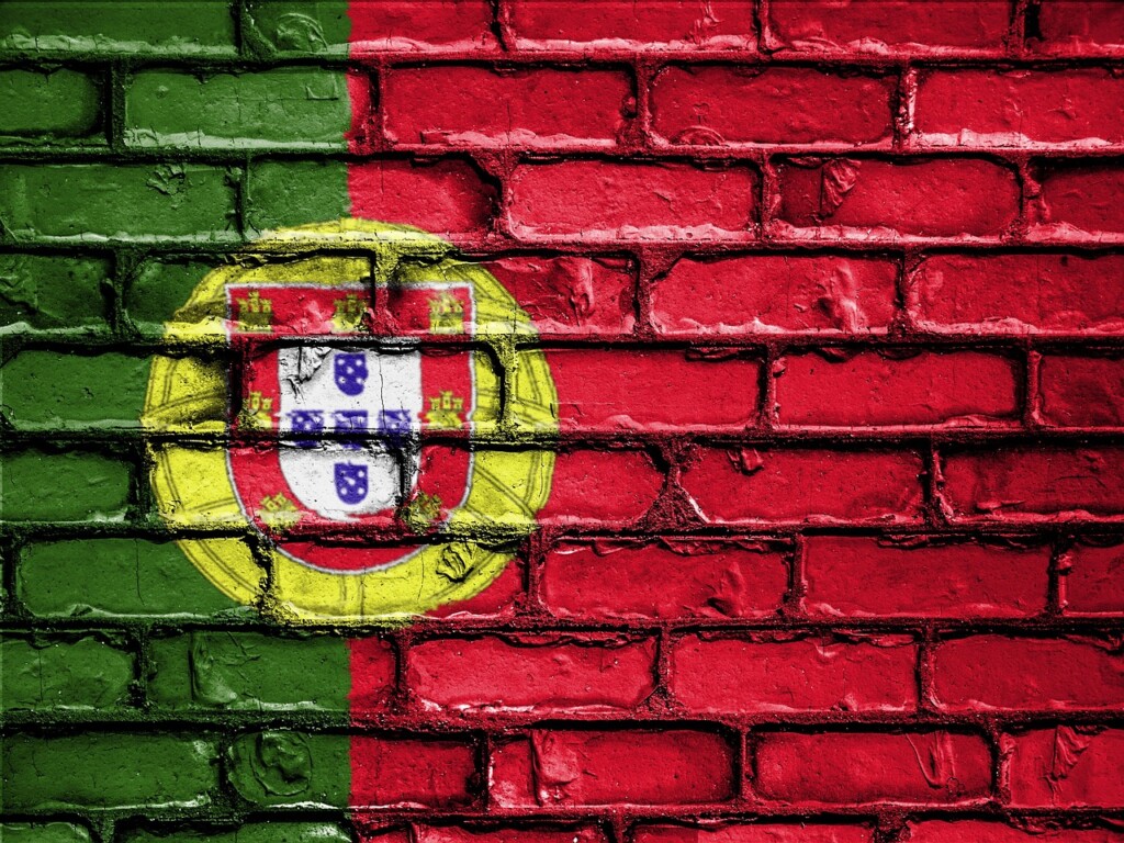 Flaga Portugalii namalowana na murze z cegieł