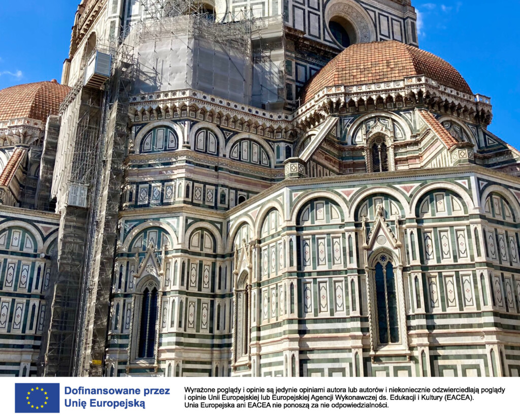 Zdjęcie przedstawia fragment florenckiej katedry Santa Maria del Fiore. Na dole zdjęcia znajduje się biały pasek z logiem Unii Europejskiej oraz informacji o dofinansowaniu projektu ze środków unijnych.