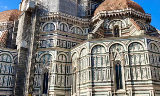 Zdjęcie przedstawia fragment florenckiej katedry Santa Maria del Fiore. Na dole zdjęcia znajduje się biały pasek z logiem Unii Europejskiej oraz informacji o dofinansowaniu projektu ze środków unijnych.