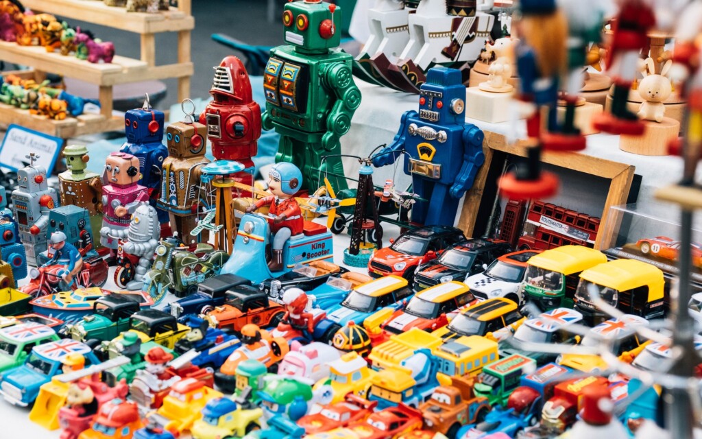 Zabawki - samochodziki i roboty w różnych kolorach