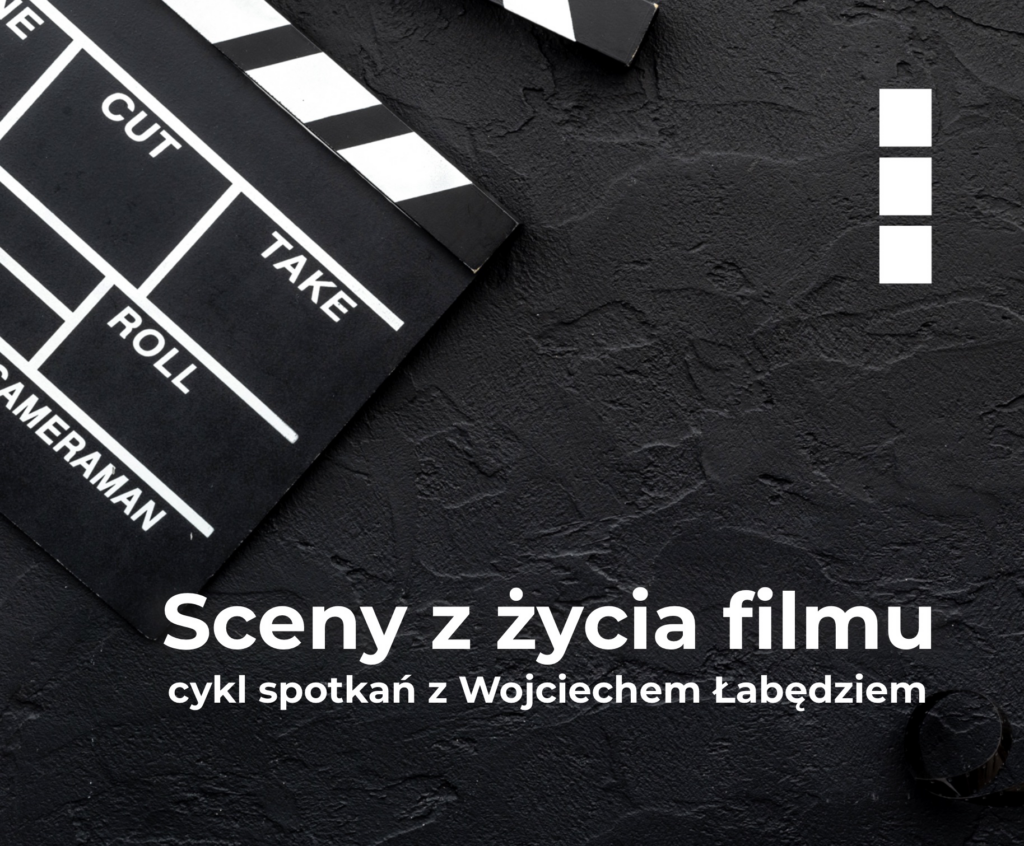 Fragment klapsa filmowego na czarnym tle, na dole tytuł spotkania.