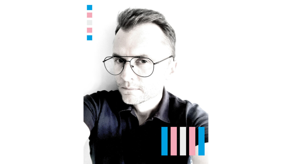 Zdjęcie przedstawia selfie Piotra Jaconia zwróconego frontem do patrzącej osoby, w okularach.