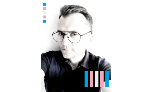 Zdjęcie przedstawia selfie Piotra Jaconia zwróconego frontem do patrzącej osoby, w okularach.