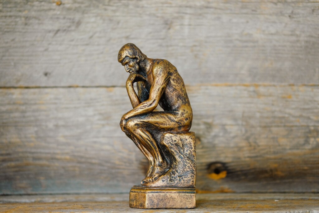Statuetka filozofa, który siedzi i myśli