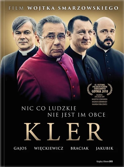 Okładka DVD filmu Kler. Przedstawia cztery główne postacie: na przedzie kardynała, w oddali po jego lewej stronie jednego księdza, a po prawej dwóch.
